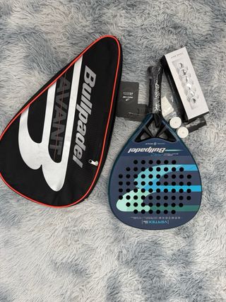 Pala Bullpadel Vertex + funda + 2 overgrips + hexa