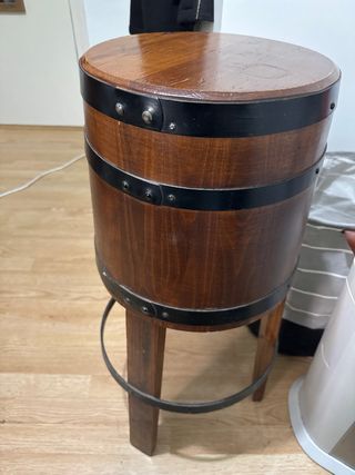 Barril y 2 taburetes madera y metal