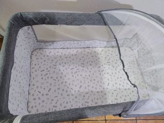 Cuna colecho con mosquitera