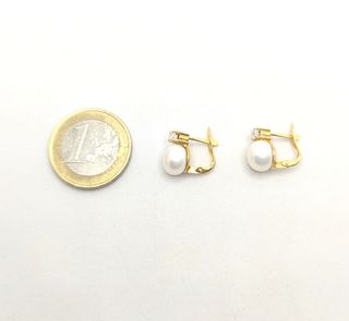 Pendiente de oro de 18k con perlas, 3.32 g.