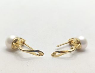 Pendiente de oro de 18k con perlas, 3.32 g.