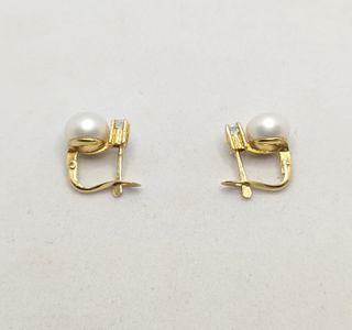 Pendiente de oro de 18k con perlas, 3.32 g.