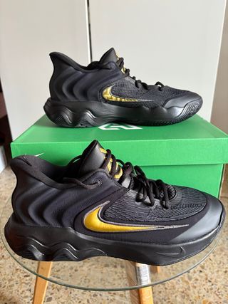 Zapatillas Nike Negras y Doradas