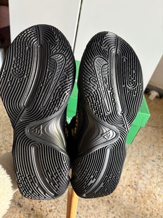 Zapatillas Nike Negras y Doradas