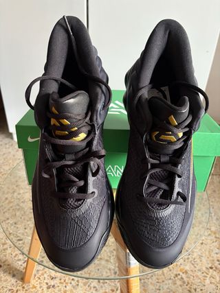 Zapatillas Nike Negras y Doradas