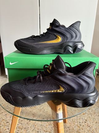 Zapatillas Nike Negras y Doradas