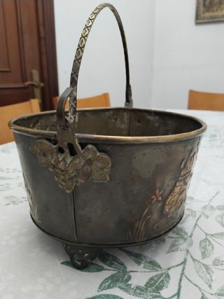 Caldero antiguo de cobre o latón con asa