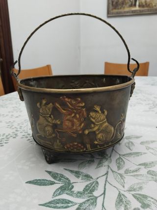 Caldero antiguo de cobre o latón con asa