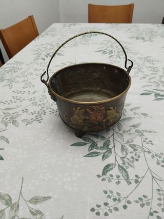 Caldero antiguo de cobre o latón con asa