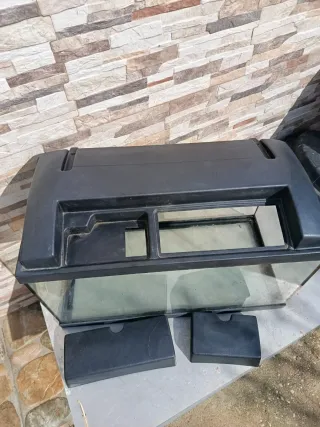 Pecera con tapa negra