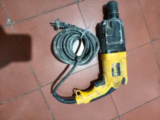 Taladro percutor DeWalt amarillo
