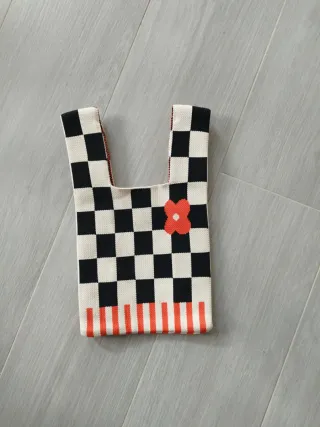 Bolso de mano cuadros beige y negro