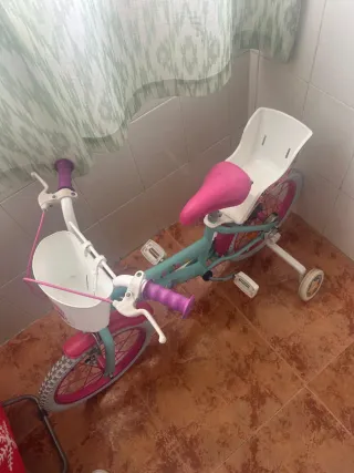Bicicleta infantil con ruedines y cesta
