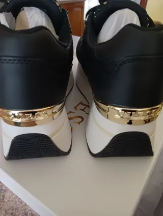 Sneakers Guess nere con pizzo