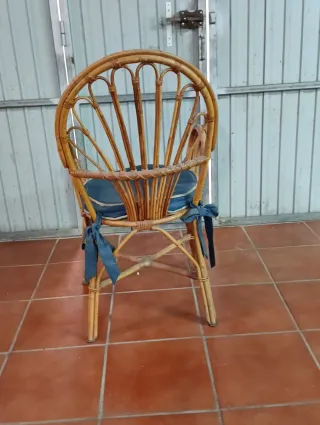 Sedia in canna e vimini con cuscino blu