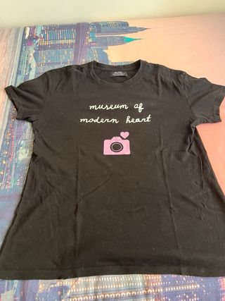 Camiseta Bershka negra museum of modern heart