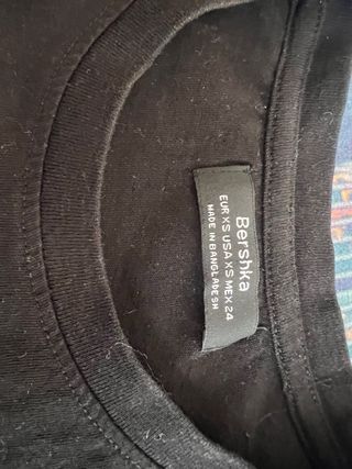 Camiseta Bershka negra museum of modern heart