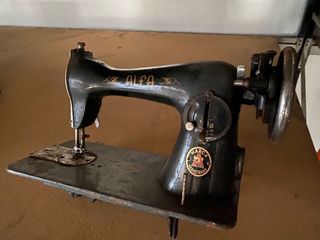 Mesa de coser antigua con máquina Alfa