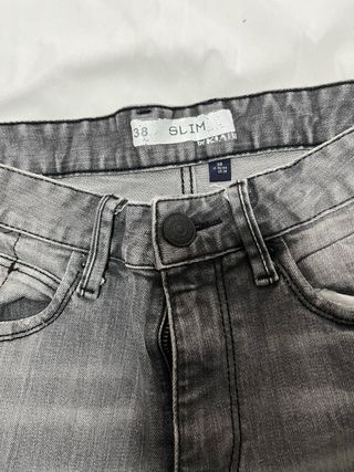 Pantalón vaquero gris