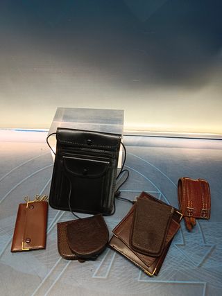 Lote de carteras y monederos y correas y bolsos de piel vintage