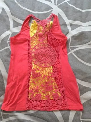 Camiseta tirantes rosa anaranjada con crochet