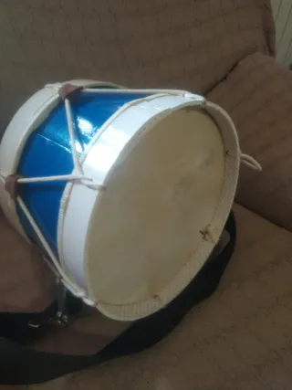 Tambor artesanal con correa