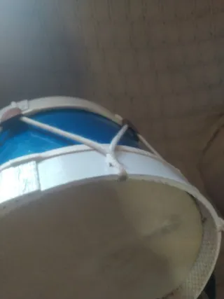 Tambor artesanal con correa