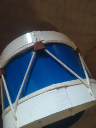 Tambor artesanal con correa