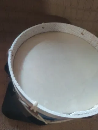 Tambor artesanal con correa