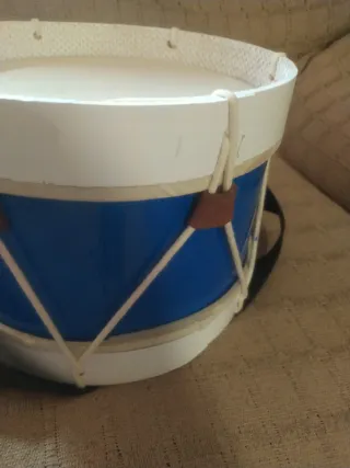 Tambor artesanal con correa