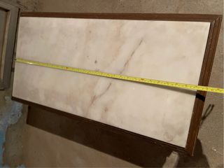 Mesa centro mármol rosado y madera