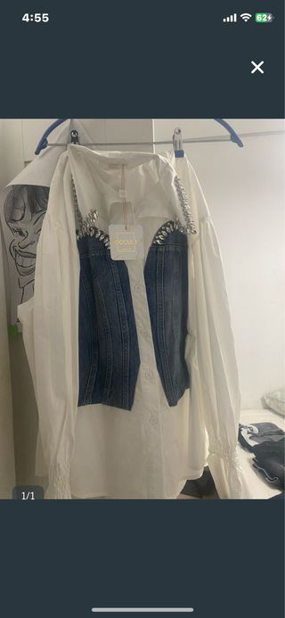 Camisa blanca con corsé vaquero y pedrería