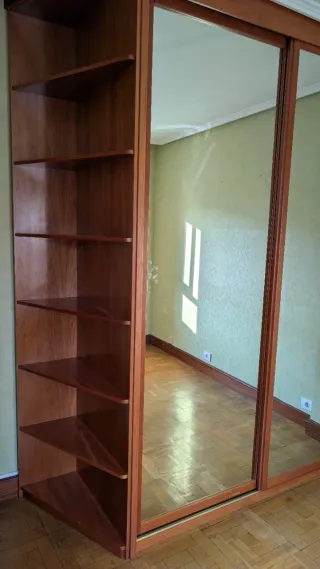 Armario de madera con puertas de espejo