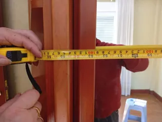 Armario de madera con puertas de espejo