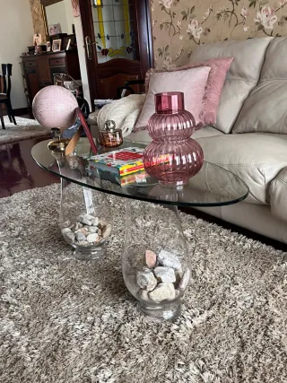 Mesa de cristal con jarrones de cristal