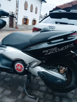 Yamaha TMAX Maxi Scooter Negra