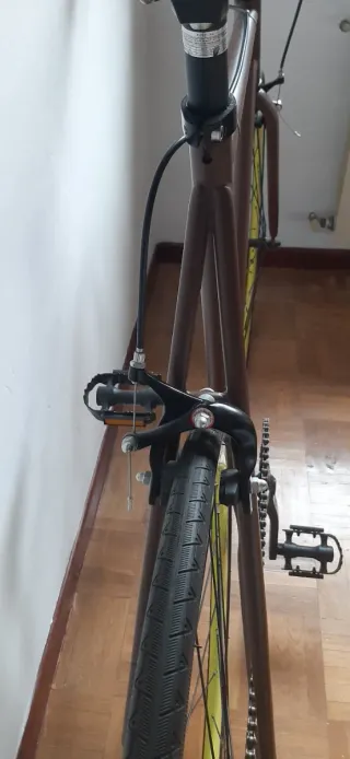 Bicicleta urbana marrón con ruedas amarillas