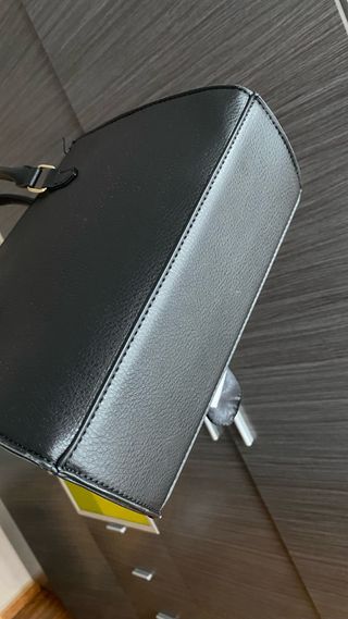 Bolso negro con pañuelo estampado