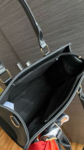 Bolso negro con pañuelo estampado