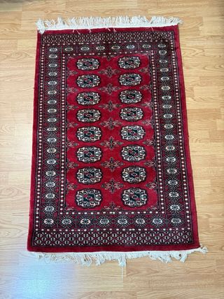 Tappeto di lana rossa e multicolore