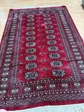 Tappeto di lana rossa e multicolore