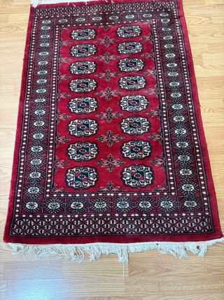 Tappeto di lana rossa e multicolore