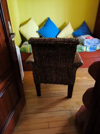 Sillón de mimbre y madera
