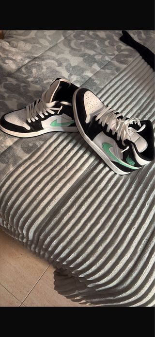 Zapatillas Jordan Beige y Negro