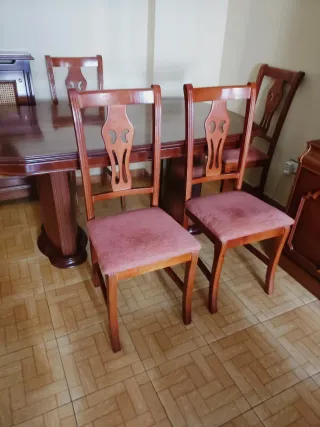 Mesa de comedor y sillas de madera