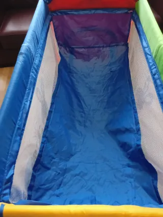 Cuna de viaje infantil con diseño de coronas