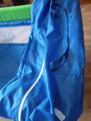 Cuna de viaje infantil con diseño de coronas