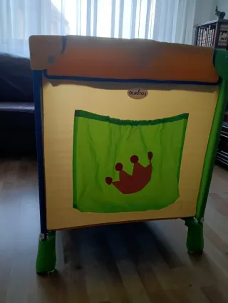Cuna de viaje infantil con diseño de coronas