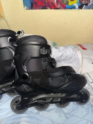 Patines de línea negros talla 42 + protecciones