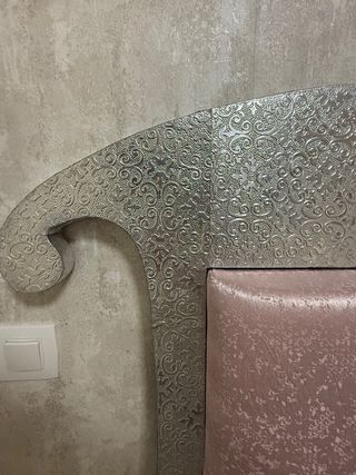 Cabecero de metal repujado y tela para cama de 150